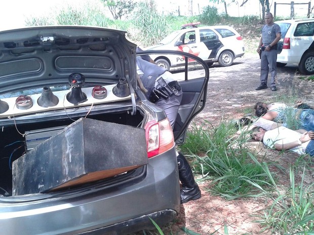 Quatro pessoas foram detidas (Foto: Polícia Rodoviária/Divulgação)
