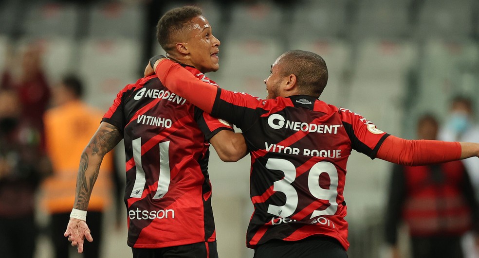 Vitinho e Vitor Roque comemoral gol do Athletico contra o Juventude — Foto: José Tramontin/Athletico