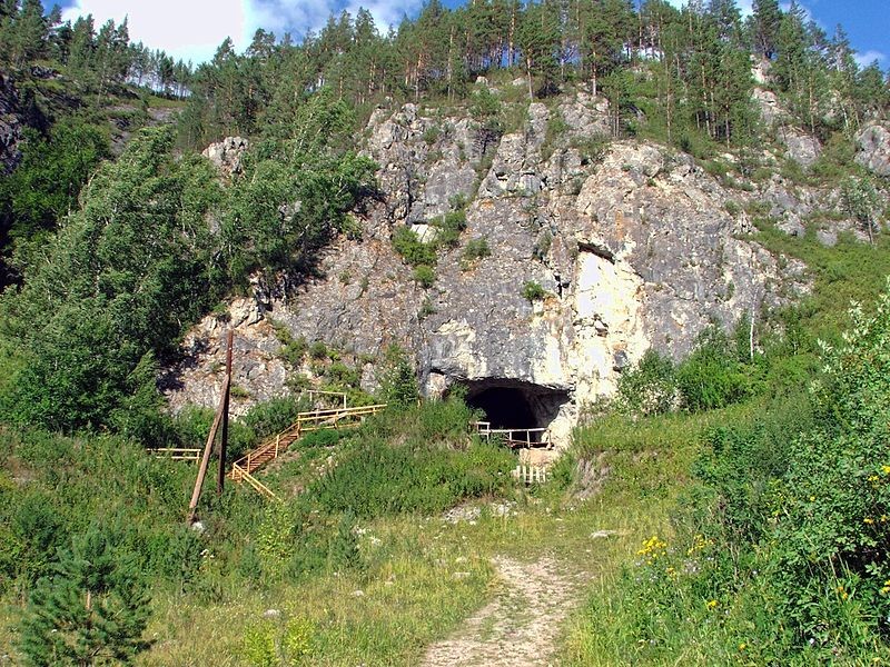 Entrada da caverna de Denisova, na Sibéria (Foto: Демин Алексей Барнаул/Wikimedia Commons)