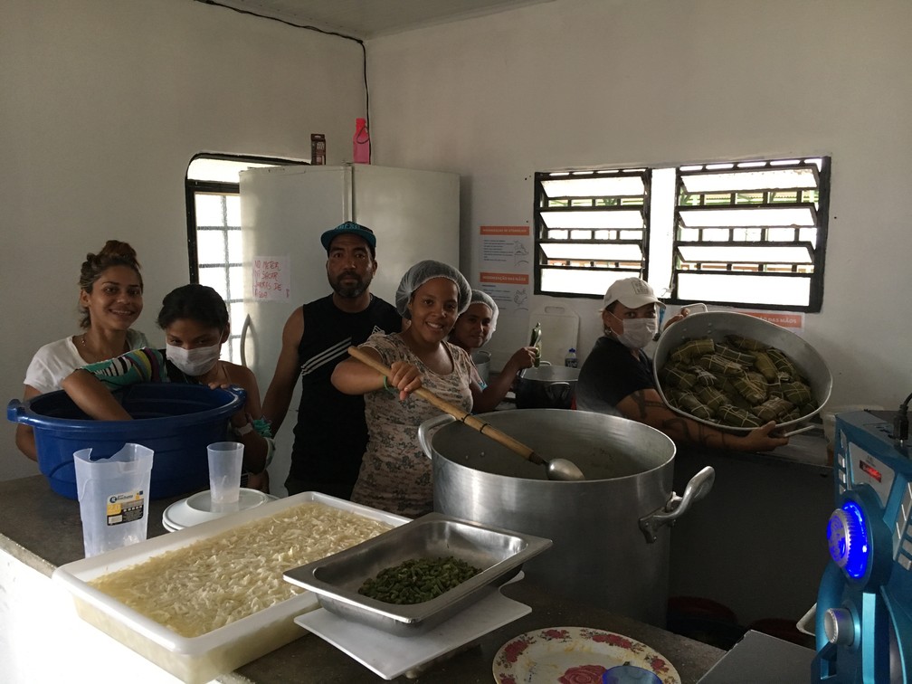 Distante de casa, venezuelanos preparam comidas típicas e se unem para ceia  de Natal em abrigo de RR | Roraima | G1