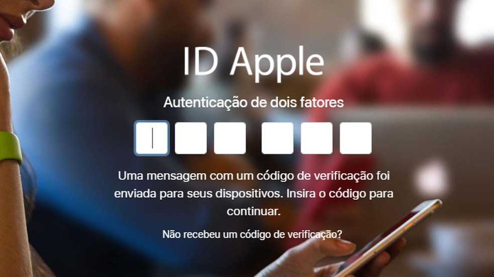 Digitando os seis números do código de verificação da ID Apple — Foto: Beatriz Maxima/TechTudo