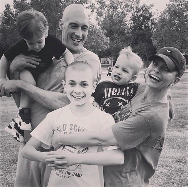 A atriz Jaime Pressly com o namorado e os três filhos dela (Foto: Instagram)