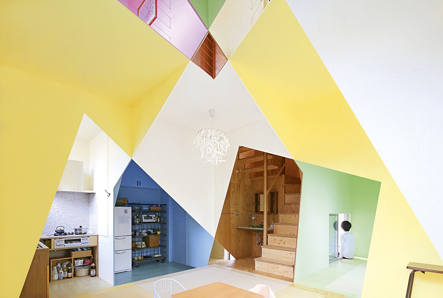 Casa de 79 m² em Tóquio surpreende com uso geométrico das cores (Foto: Kazuyasu Kochi/Divulgação)