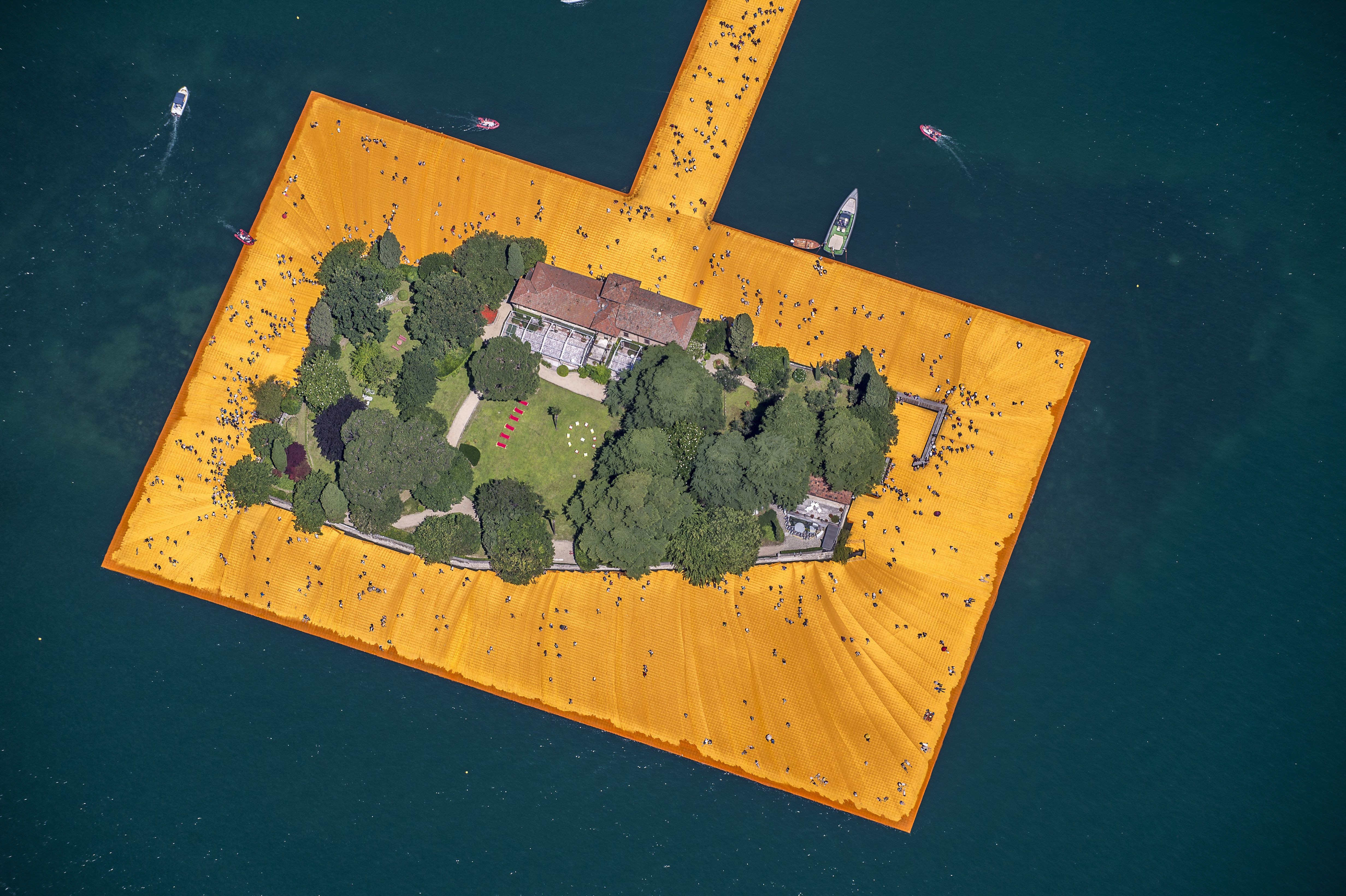 SULZANO, ITALY - JUNE 28: Aerial view of the installation "The Floating Piers" by artist Christo Vladimirov Yavachev. The work connects the village of Sulzano to the small island of Monte Isola and another very small island (São Paulo Island) on June 28,  (Foto: Getty Images)