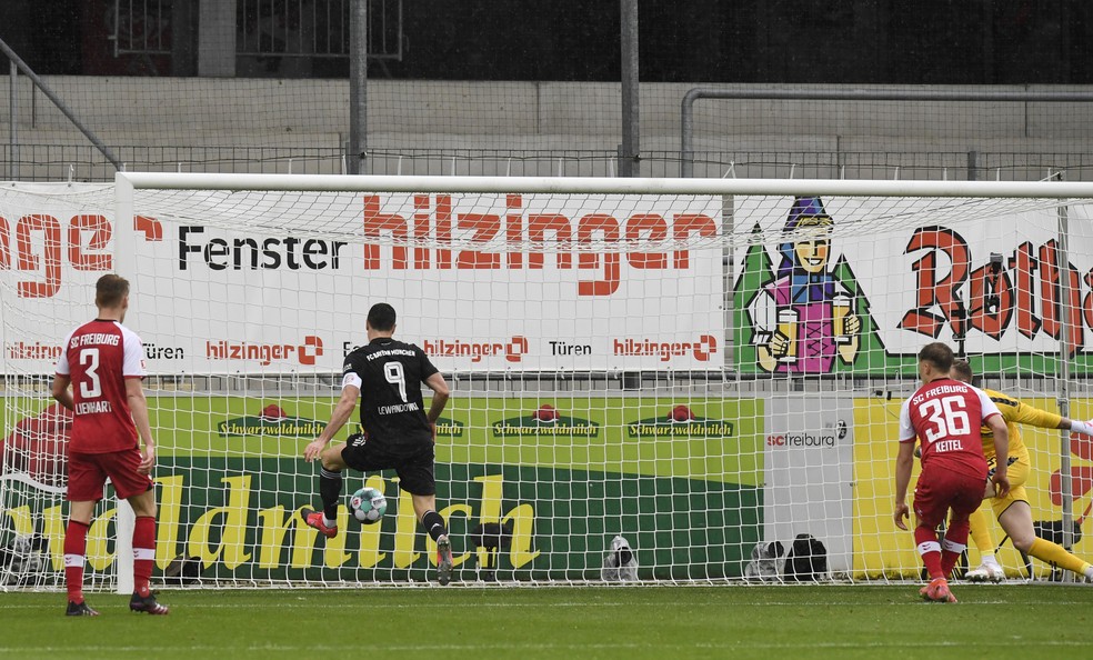 Lewandowski perde gol sem marcação, diante da meta livre, em Freiburg x Bayern de Munique   — Foto: REUTERS/Thomas Kienzle