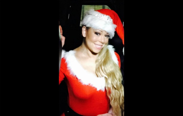Porém, claro que não deixaríamos de fora a diva suprema das músicas de Natal, Mariah Carey. A intérprete do clássico 'All I Want For Christmas Is You' aproveitou a associação que fazem entre ela e seu hit natalino para se vestir de Mamãe Noel no Halloween (Foto: Twitter)