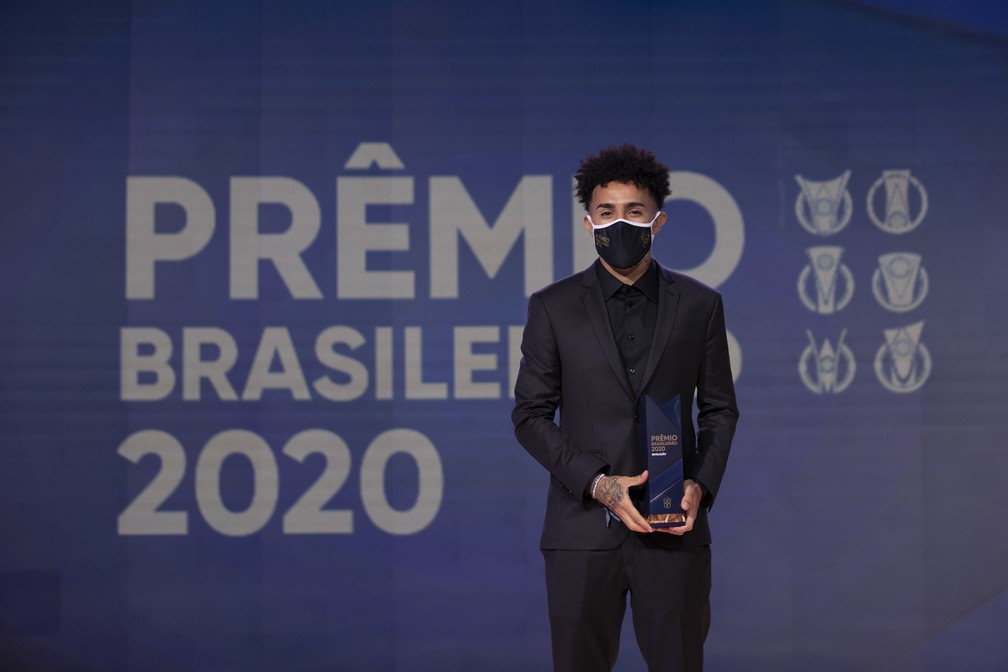 Claudinho foi eleito craque do Brasileiro 2020 � Foto: CBF