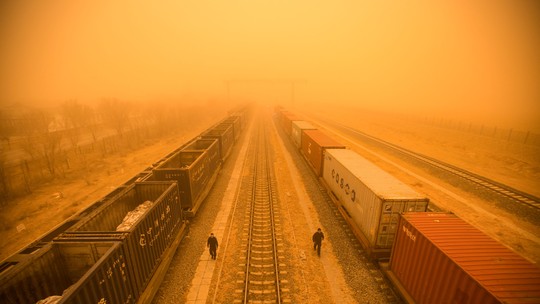 Tempestade de areia cria névoa laranja irrespirável sob Pequim