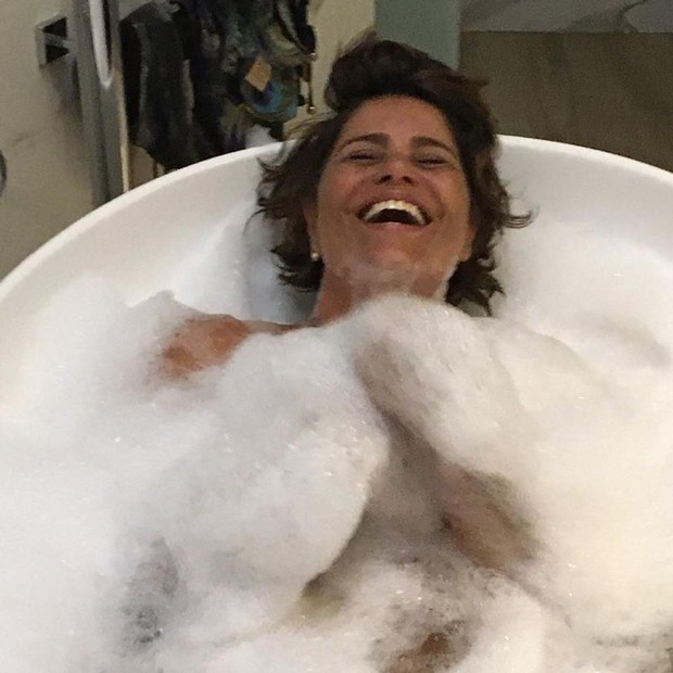 Valéria Alencar ganha banho de banheira (Foto: Reprodução/Instagram)