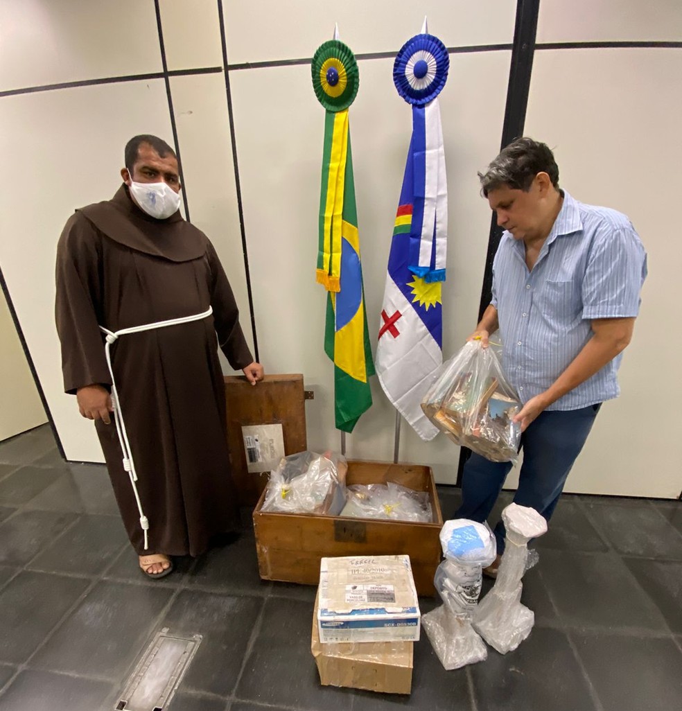 Freis conferem as peças devolvidas pela Justiça Federal — Foto: Divulgação/Justiça Federal