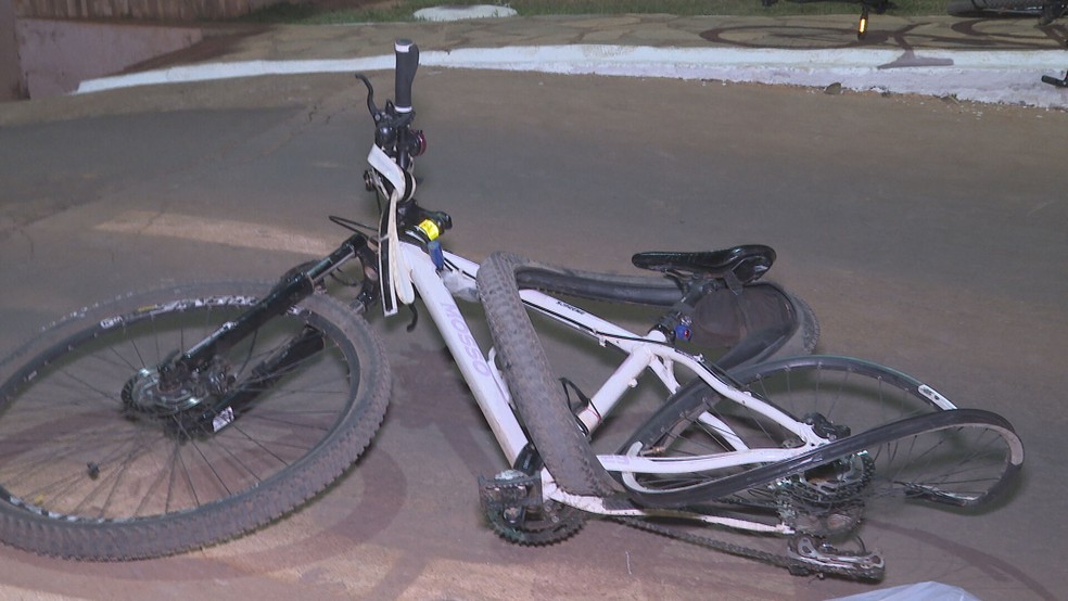 Bicicleta de uma das vítimas do atropelamento na chácara 129 de Vicente Pires, no DF — Foto: TV Globo/Reprodução