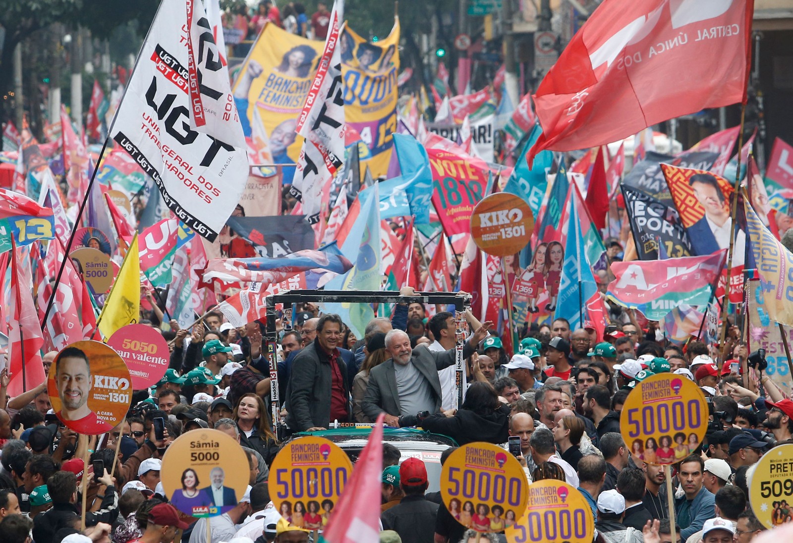 Lula aparece em meio à multidão em São Paulo na véspera da eleição — Foto: Miguel Schincariol/AFP