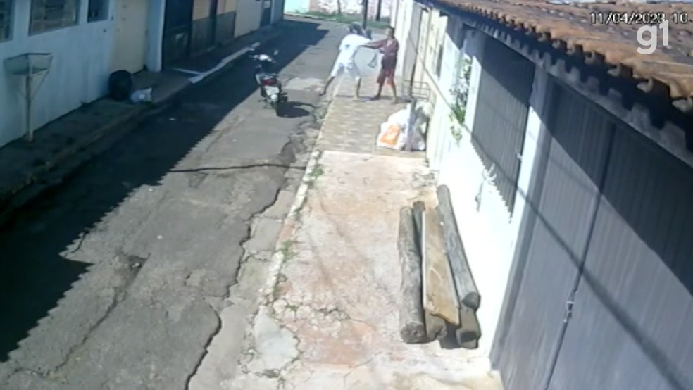 Morador em situação de rua é agredido por guarda civil.  — Foto: Câmeras de segurança/Reprodução