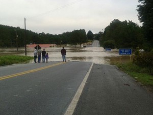 Chuva intensa provoca abertura de cratera na BR-280 na Serra do Corupá