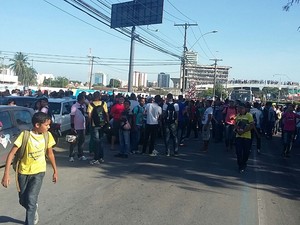 Estudantes bloqueiam avenida em protesto (Foto: André Feijó/TV Gazeta)