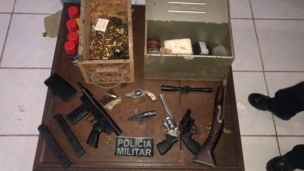 Foram apreendidos dentro da residência três revólveres, uma metralhadora, uma pistola, uma arma artesanal, munição e um cofre. — Foto: PM/ Divulgação