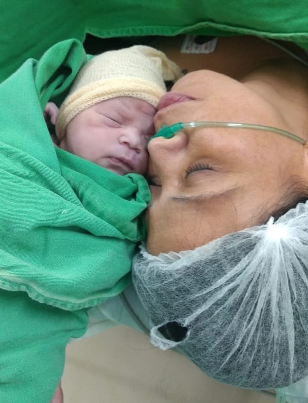 Thamirys com seu bebê após o parto, em Guarujá (SP)  Foto: Arquivo Pessoal
