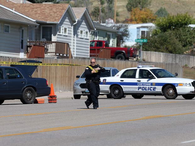 Policial é visto do lado de fora do Heritage Court Apartments em Cheyenne, Wyoming, na quarta (14) (Foto: Blaine McCartney/The Wyoming Tribune Eagle via AP)