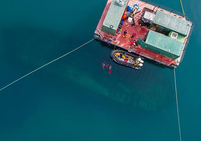 Pesquisadores utilizaram uma plataforma móvel para conseguirem explorar destroços das embarcações no fundo do mar (Foto: Parks Canada)