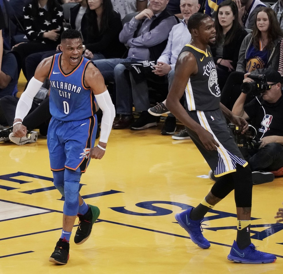 Russell Westbrook vibra em frente a Kevin Durant, durante vitória dos Thunders sobre os Warriors (Foto: EFE/JOHN G. MABANGLO)