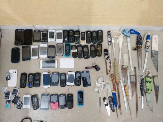 Quarenta e dois celulares e 17 facas artesanais foram apreendidos somente no Pavilhão 5, como é mais conhecido o Presídio Estadual Rogério Coutinho Madruga (Foto: Divulgação/Sejuc)