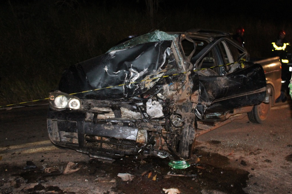 Batida que deixou três mortos em Capo Belo (MG) destruiu dois veículos (Foto: Hudson Barbosa/Site É Tudo Aqui)