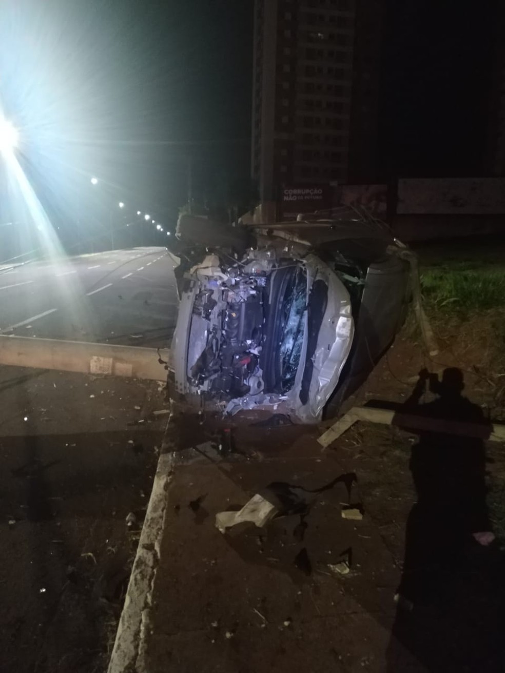 Carro ficou destruído — Foto: Polícia de Trânsito/Divulgação