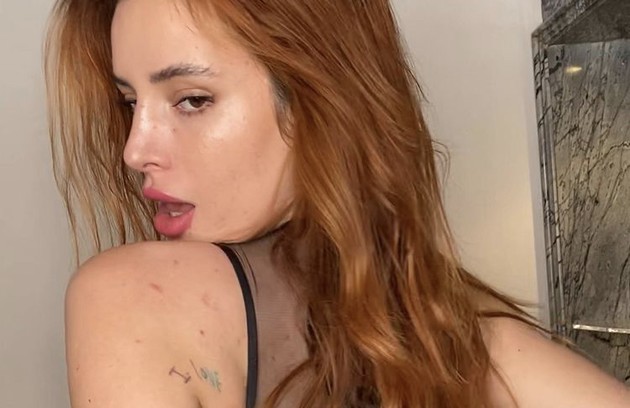 A atriz americana Bella Thorne foi outra que publicou uma série de fotos falando sobre a questão e mostrou que tem acnes nas costas  (Foto: Reprodução/Instagram)
