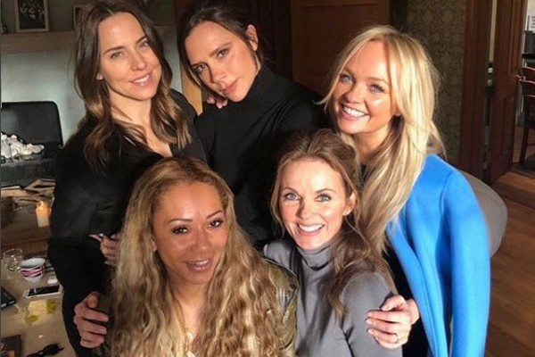 Foto compartilhada por Victoria Beckham com a reunião do quinteto (Foto: Reprodução/Instagram)