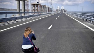 Em 2018, a construção de 19 quilômetros, que atravessa o estreito de Kerch, chegou a ser chamada de "ponte de Putin". — Foto:  Alexander NEMENOV| AFP.