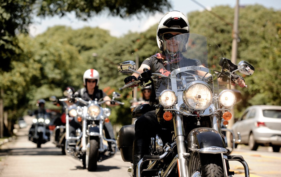 Mulheres pilotam motocicletas — Foto: Raul Zito / G1