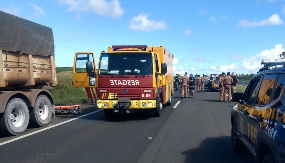 A rodovia está totalmente bloqueada no quilômetro 536 (Foto: Divulgação/PRF)