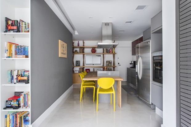 Apartamento de 44 m² tem quarto integrado com a varanda  (Foto: Thiago Travesso)