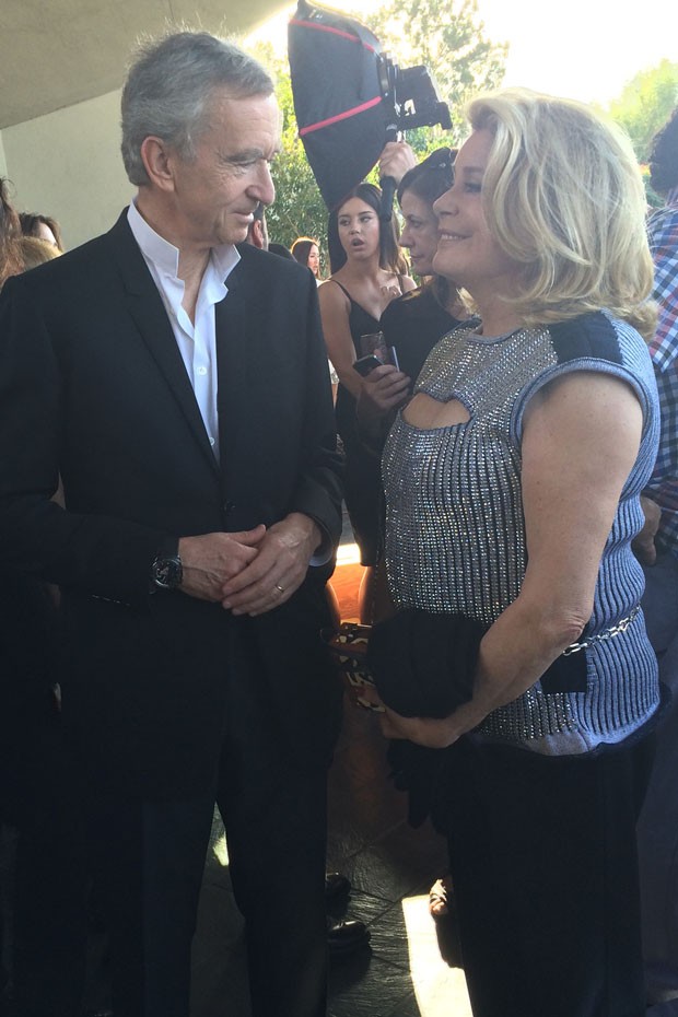Bernard Arnault, chairman and CEO of LVMH, catches up with Catherine Deneuve (Foto: SUZY MENKES INSTAGRAM)