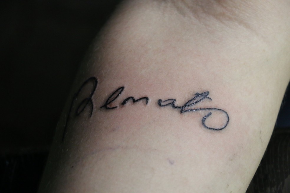 F&atilde; com o aut&oacute;grafo de Renato Ga&uacute;cho tatuado &mdash; Foto: Beto Azambuja