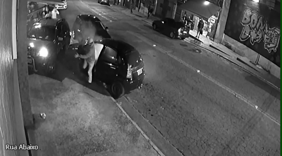 Imagens de câmera de segurança mostram tentativa de feminicídio na Zona Leste de São Paulo. — Foto: Arquivo pessoal