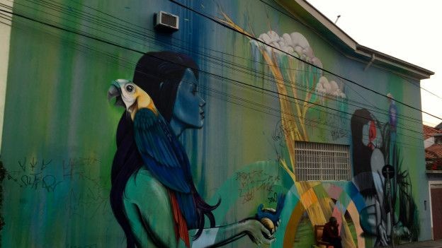 Obras de grafiteiros estrangeiros também podem ser encontradas nos muros de São Paulo, como esta do inglês Fin DAC (Foto: Charles Humpreys/BBC)