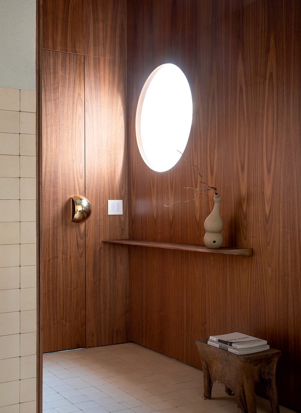 Predprostor je bil oblečen v orehov furnir podjetja Wood Design Marcenaria.  Vrata imajo ekskluziven ročaj Estúdio Rain.  Povežite vazo in klop.  Tla so prejela ročno keramiko Lepri, preprost material, ki se ponavlja v dnevni sobi (Foto: Denílson Machado / MCA Estúdio / Publicity)