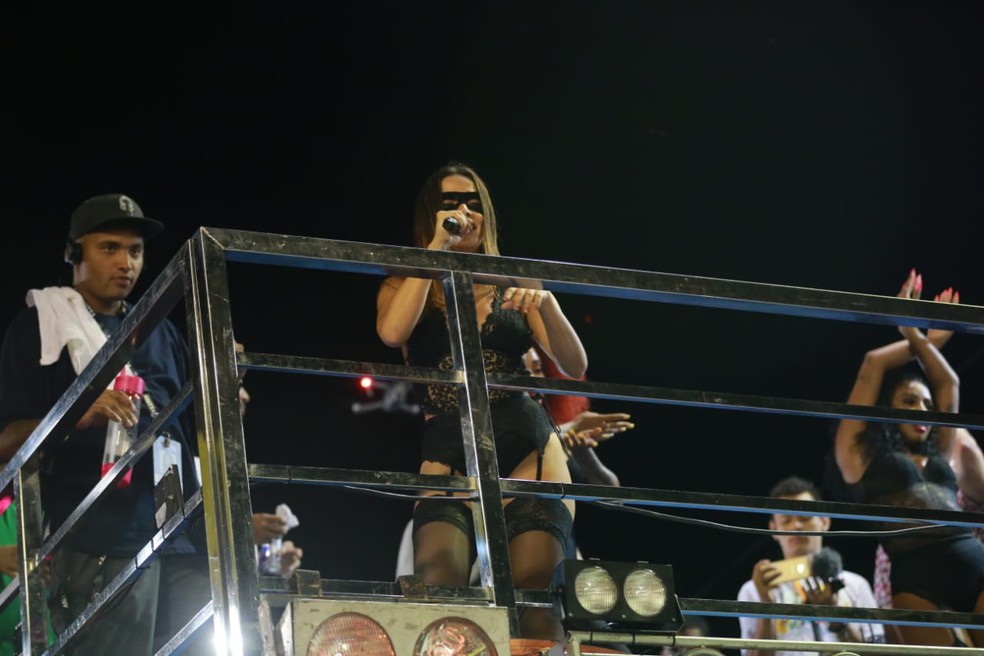 Anitta arrastou uma multidão em trio elétrico na Avenida Principal de Aracati, no Ceará — Foto: Kid Júnior/Sistema Verdes Mares