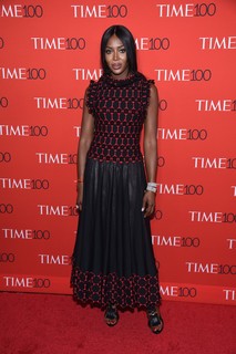 Naomi Campbell escolheu um modelo do estilista com mix de materiais para evento da revista Time em 2017