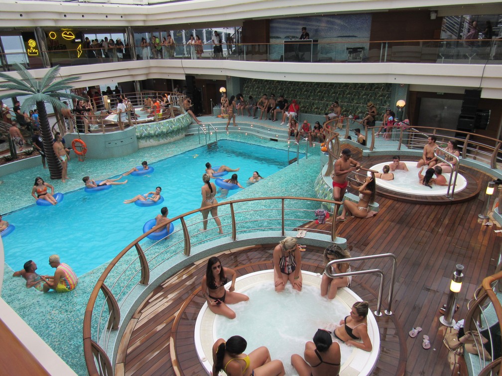 Vista da piscina coberta e banheiras de hidromassagem do cruzeiro WS on Board — Foto: Carol Prado/g1