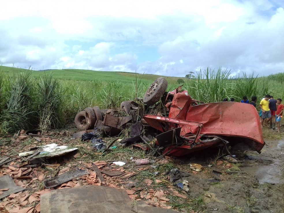 Caminhão fica destruído ao cair de ribanceira no interior de Alagoas — Foto: Ascom/PRF