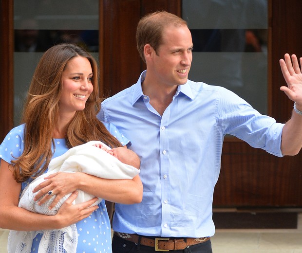 William e Kate apresentam seu filho na porta do Hospital St. Mary (Foto: LEON NEAL / AFP)