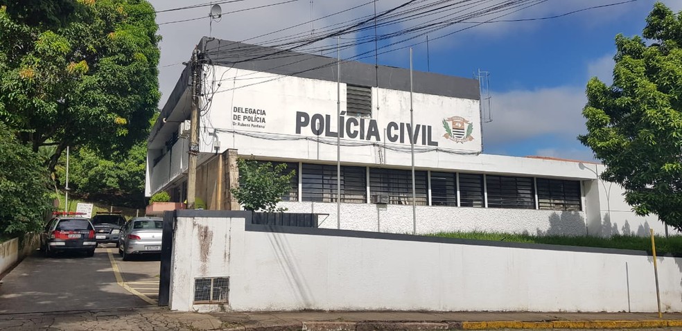 Motorista preso por dirigir embriagado foi encaminhado à Delegacia de Itatiba e liberado após pagar fiança. — Foto: Moniele Nogueira/TV TEM