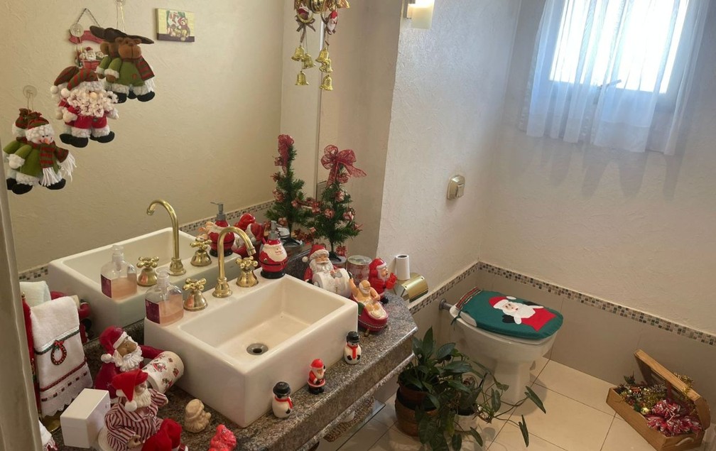 Dona Wilza Cezar Silveira enfeita banheiro com papais noéis — Foto: André Modesto/TV TEM