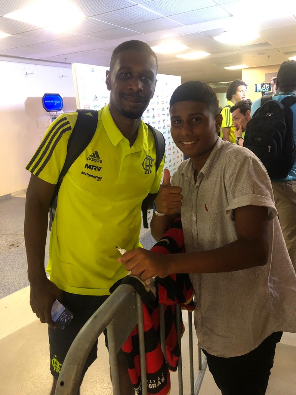 Matheus aproveitou para tirar foto com os jogadores ap&oacute;s o jogo, como por exemplo Juan &mdash; Foto: Arquivo Pessoal
