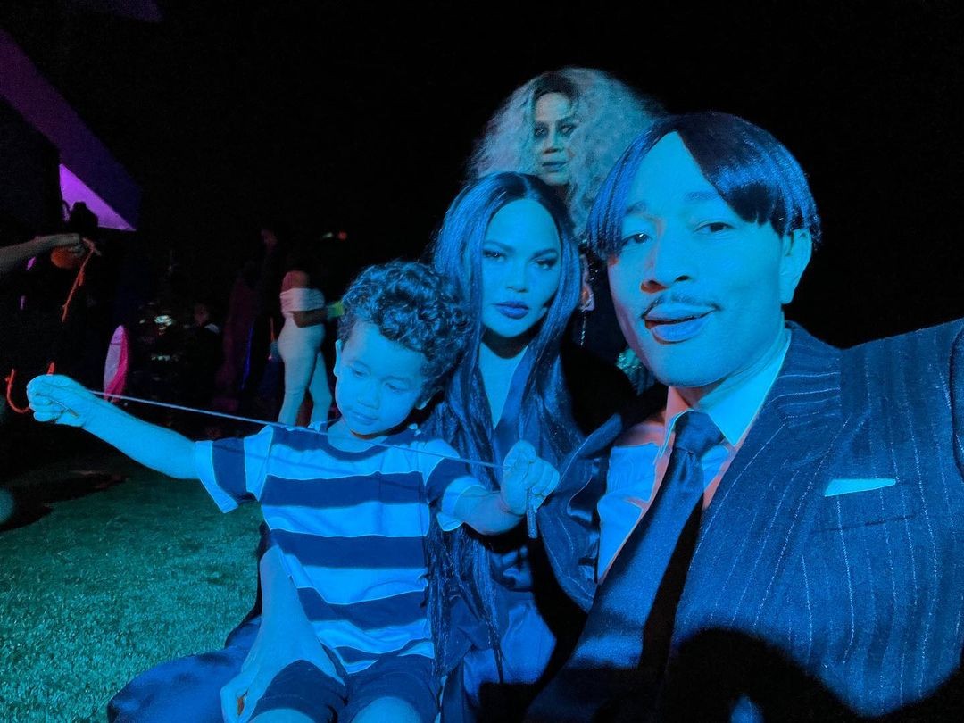 John Legend, Chrissy Teigen e família se fantasiam de Família Addams para noite de Halloween (Foto: Reprodução/Instagram)