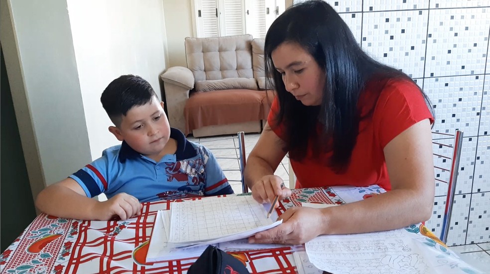 João Vitor e a mãe, Elisandra, estudam em casa há dois meses — Foto: Reprodução/RBS TV
