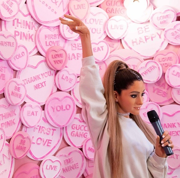 A estátura de cera original de Ariana Grande, divulgada em 2019 e criticada pela artista e seus fãs (Foto: Instagram)