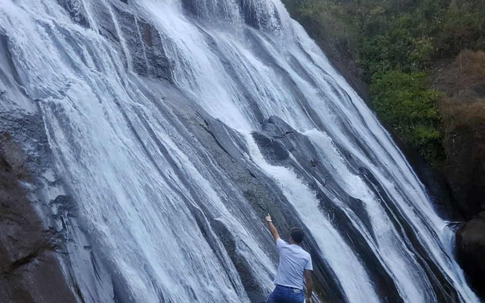 Morre criança que ficou ferida após cair de cachoeira em MG